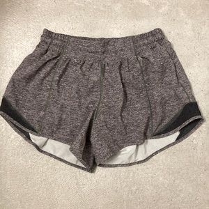 Heather lux multi black/heathered black Lululemon hotty hot shorts 4” size 6
